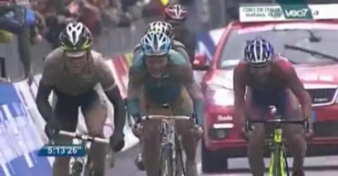 Lucha en el barro entre Evans y Vinokourov