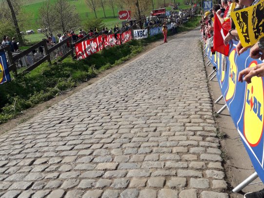 EL TOUR DE FLANDES A PIE DE ADOQUÍN