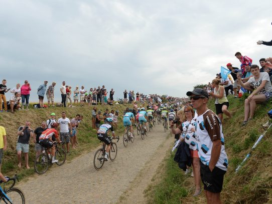 ADOQUINES Y TOUR DE FRANCE, UNA CLÁSICA DE PRIMAVERA EN PLENO JULIO