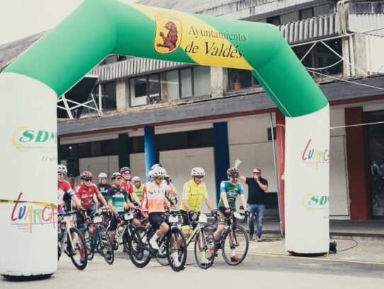 1ª MARCHA LA VAQUEIRA: Los "vaqueiros" cicloturistas iluminaron Luarca y sus confines